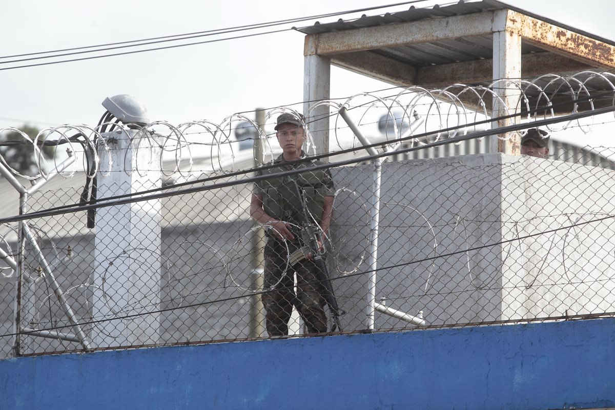 En el centro correccional Las Gaviotas, zona 13, hay menores que integran pandillas y son los que provocan amotinamientos y crímenes (Foto Prensa Libre: Hemeroteca).