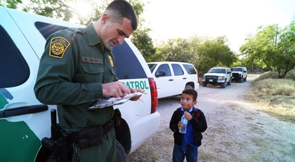 Un menor es registrado por un guardia de la Patrulla Fronteriza. (Foto Prensa Libre: Hemeroteca PL)