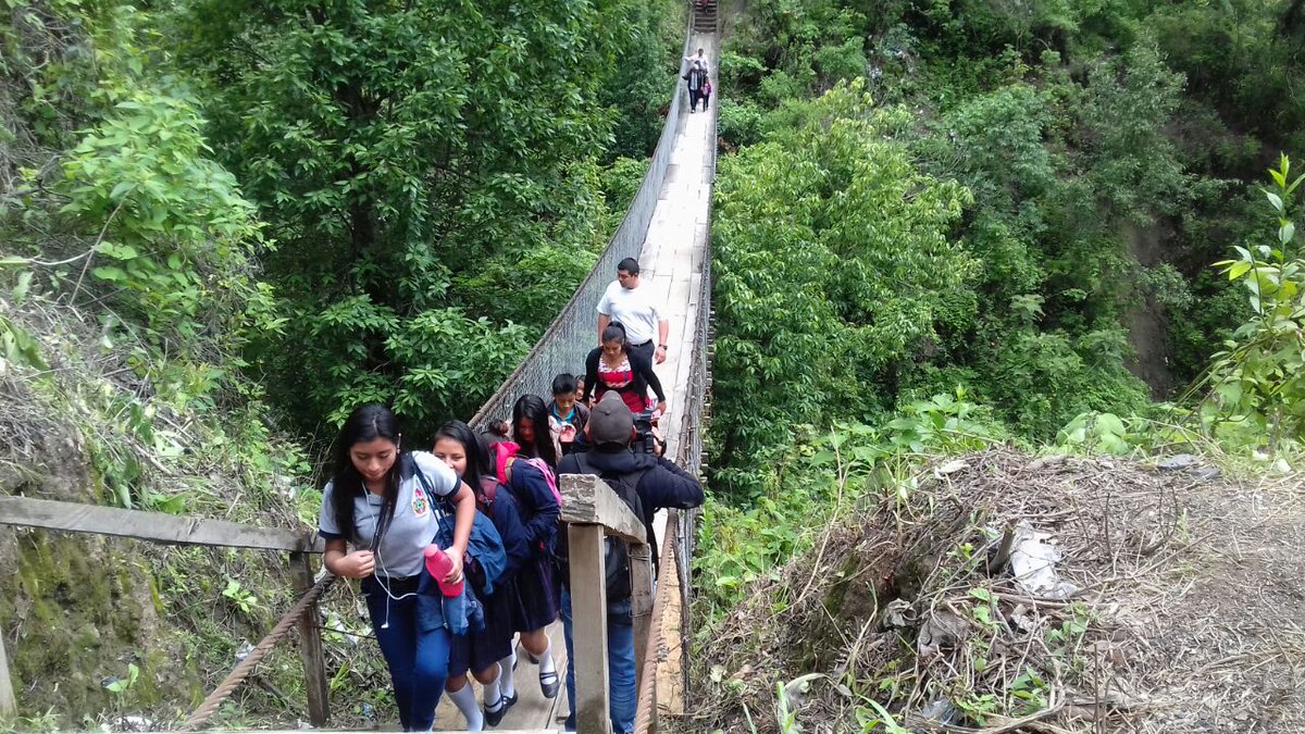 Pobladores de Sololá cruzan por un puente colgante después del deslizamiento en el cerro Lec. (Foto Prensa Libre: Conred)