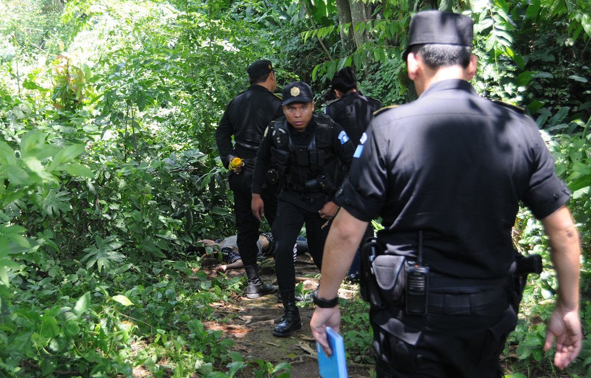 Agentes policiales resguardan área donde fue localizado el cadáver de un menor, en Coatepeque, Quetzaltenango. (Foto Prensa Libre: Alexander Coyoy)