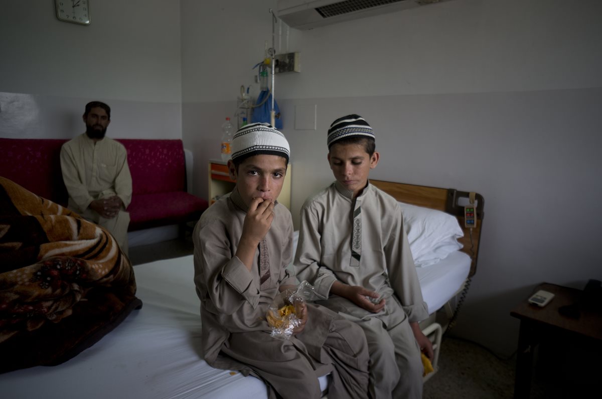 Abdul Rasheed , 9 , izquierda, y Shoaib Ahmed , 13 , peramenecen en un hospital en Islamabad. (Foto Prensa Libre: AP).