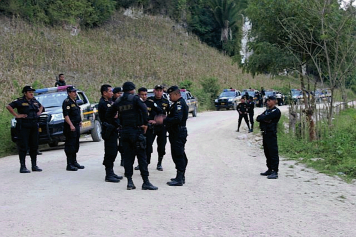 Agentes de la PNC resguardan entrada a San Luis, Petén, durante el cierre de la carretera que hizo un grupo de pobladores. (Foto Prensa Libre: Walfredo Obando)
