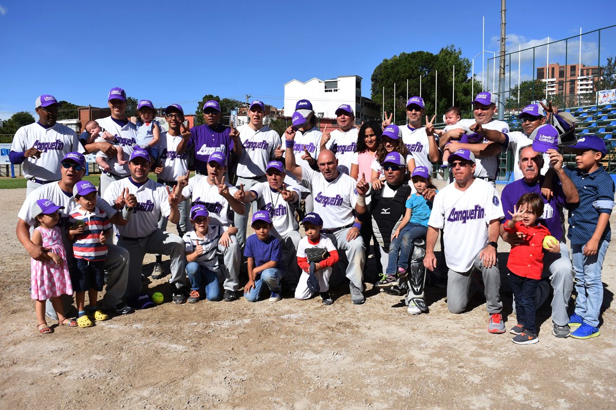 Jugadores de Lanquetin posan para una fotografía, luego de ganar su título 12. (Foto Prensa Libre: Asosoft).