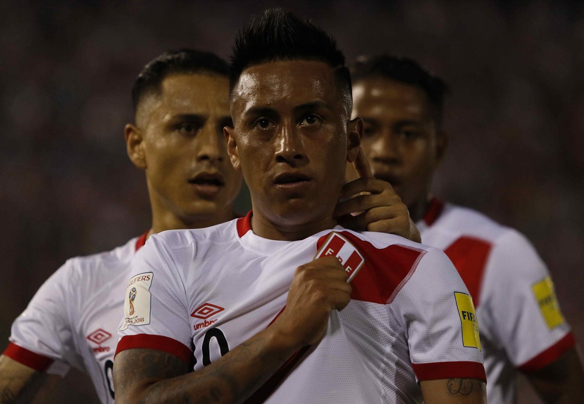 El peruano Edison Flores festeja su gol frente a Paraguay. (Foto Prensa Libre: EFE)