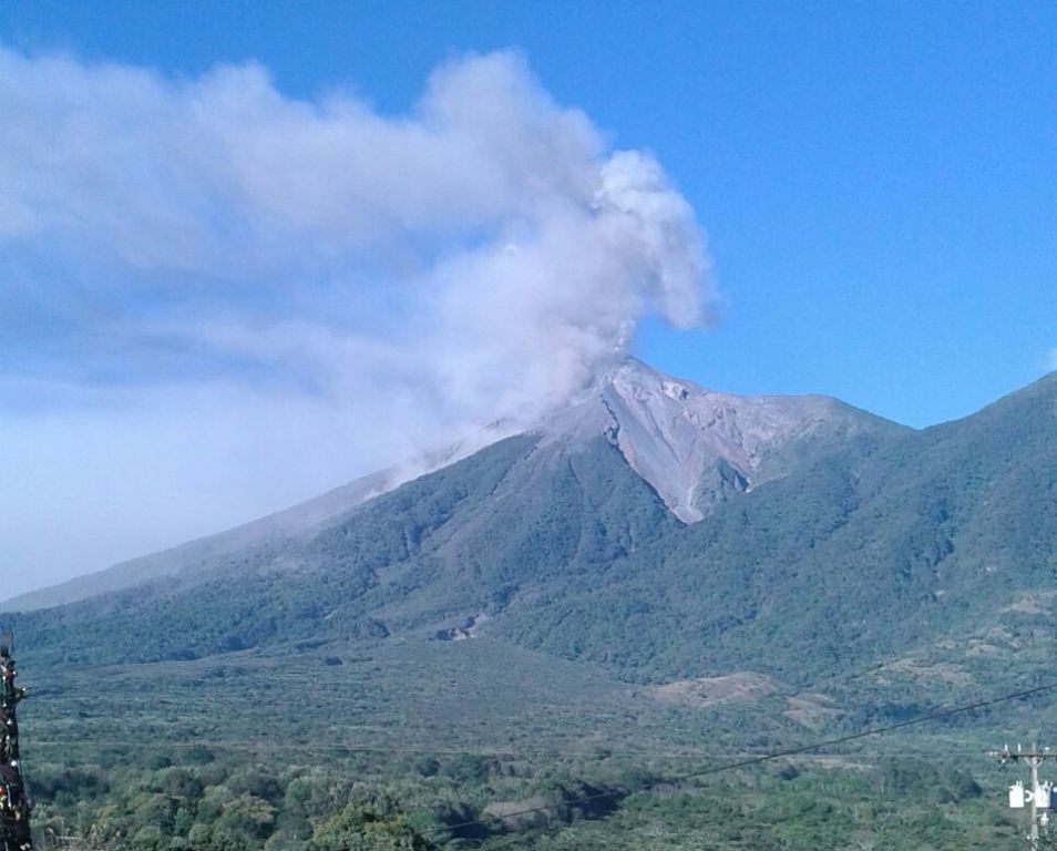 Erupción del Volcán de Fuego registrada este lunes. (Foto Prensa Libre: Conred).