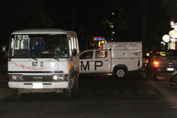 Agentes del MP trabajan en la escena del crimen. (Foto Prensa Libre: Carlos Ventura)