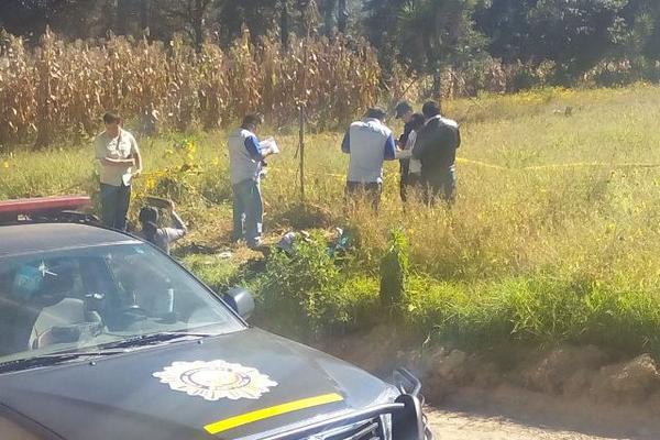 Fiscales investigan el crimen. (Foto Prensa Libre: Víctor Chamalé).