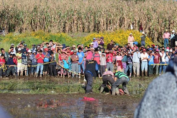 Autoridades examinan el cadáver de Santos Hilario Tajpum, localizado en una comunidad de San Francisco El Alto. (Foto Prensa Libre: Édgar Domínguez)
