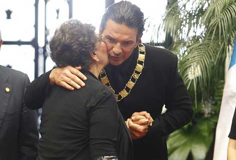 Ricardo Arjona es felicitado por su madre, Nohemí Morales, tras recibir la Orden del Quetzal (Foto Prensa Libre: Álvaro Interiano)