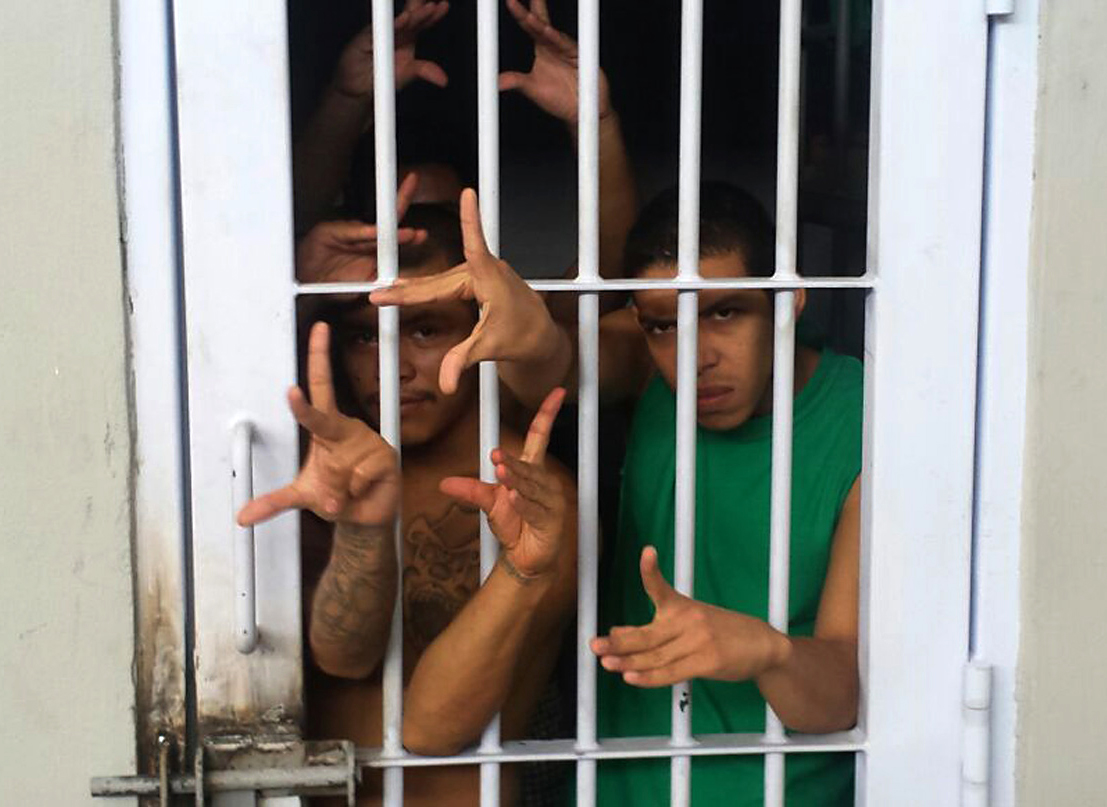 Integrantes de la pandilla 18 en una celda en la cárcel La Tolva en Moroceli, El Paraíso, Tegucigalpa. (Foto Prensa Libre: AFP)