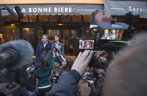 El bar La Bonne Bire fue el primero de los seis establecimientos atacados en París en reabrir sus puertas.