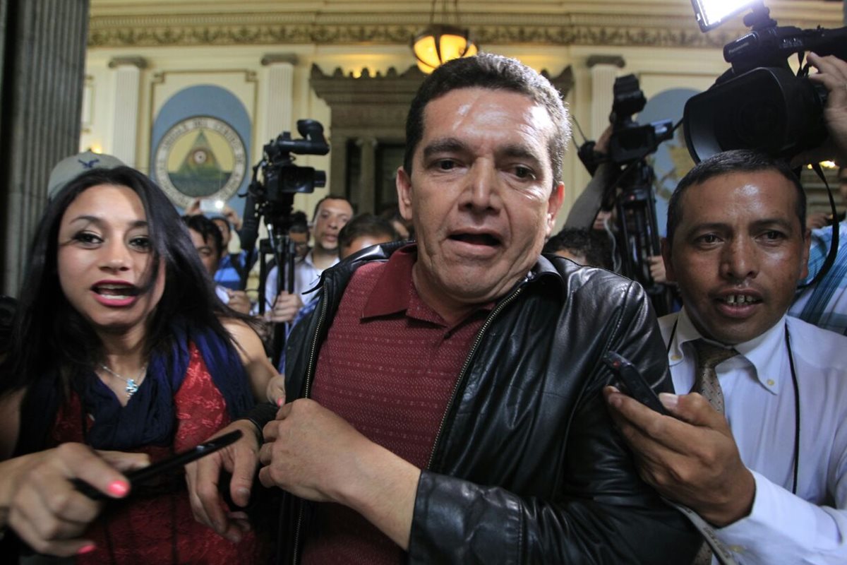 Joviel Acevedo arremetió contra la Prensa y al terminar la reunión no ofreció declaraciones. (Foto Prensa Libre: Edwin Bercian)