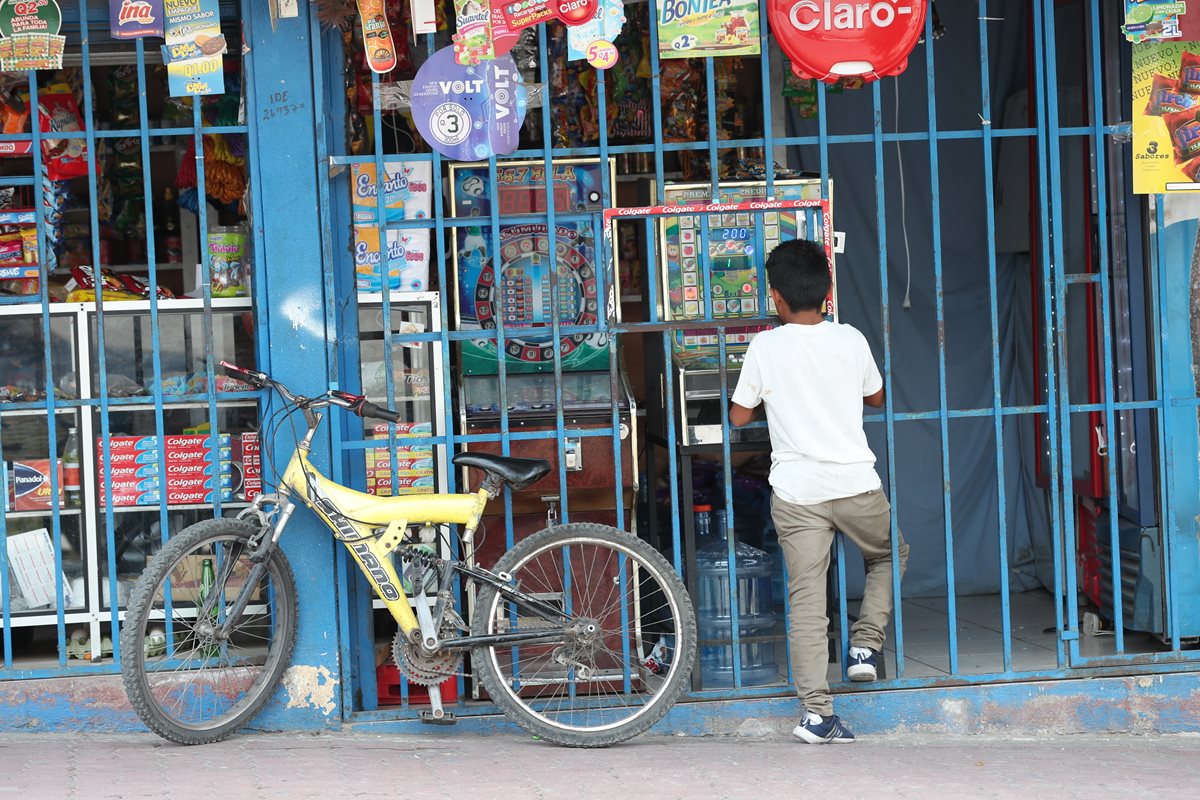 Uno de los menores que es atraído por las máquinas tragamonedas en una de las tiendas en la zona 18. (Foto Prensa Libre: Oscar Felipe)