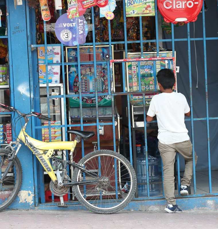 Uno de los menores que es atraído por las máquinas tragamonedas en una de las tiendas en la zona 18.  (Foto Prensa Libre: Oscar Felipe)