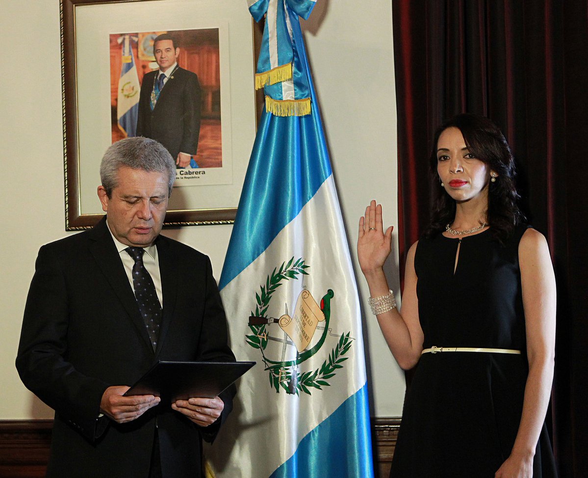 Ana Patricia Contreras Mejía al ser juramentada Secretaria de Bienestar Social este lunes. (Foto Prensa Libre: Gobierno de Guatemala).