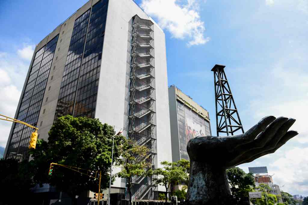 Sede de la petrolera estatal venezolana PDVSA, en Caracas. (Foto Prensa Libre: AFP).
