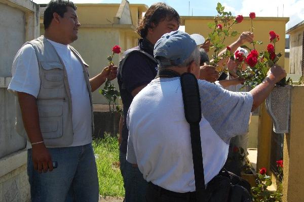 Comunicadores colocan flores en la tumba de colega Jorge Mérida.