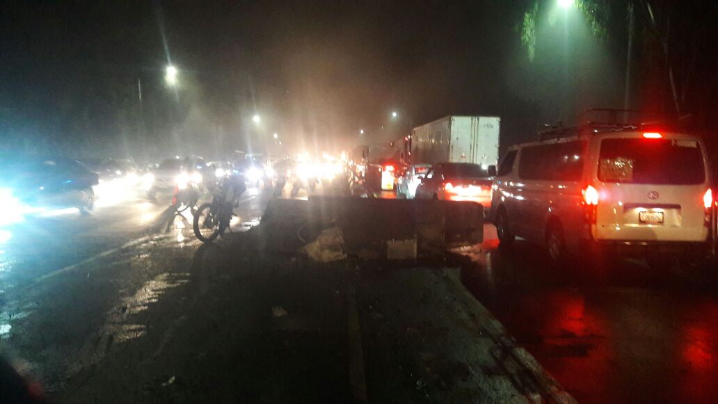 Separadores de carriles se corrieron por el accidente. (Foto Prensa Libre: PMT de Villa Nueva)