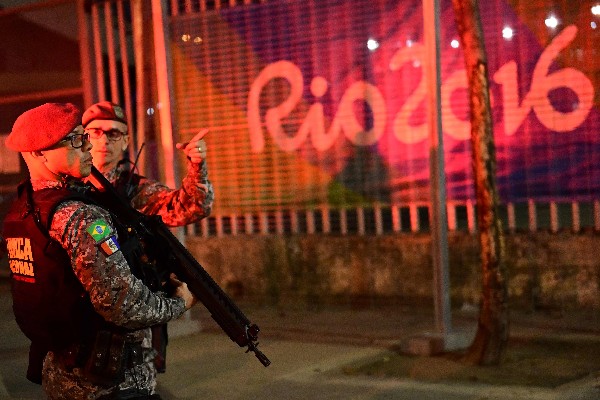 Fuerzas de seguridad brasileñas hacen guardia fuera del estadio Maracaná en Río de Janeiro. (Foto Prensa Libre: AFP)