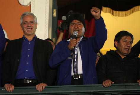 El presidente boliviano, Evo Morales (centro), acompañado del vicepresidente, Álvaro García Linera pronuncia un discurso desde el balcón del Palacio de Gobierno. (Foto Prensa Libre/EFE)