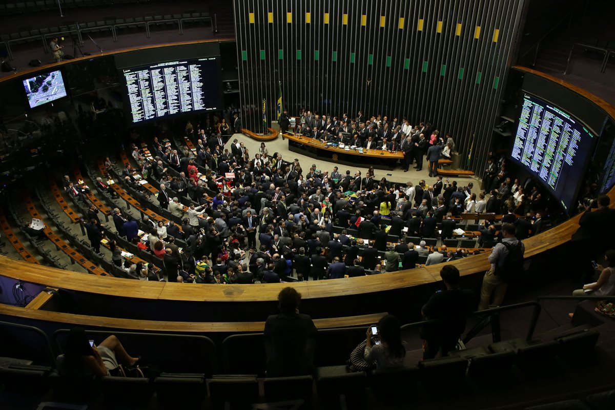 La Cámara baja de Brasil comienza histórica votación. (Foto Prensa Libre: AP).