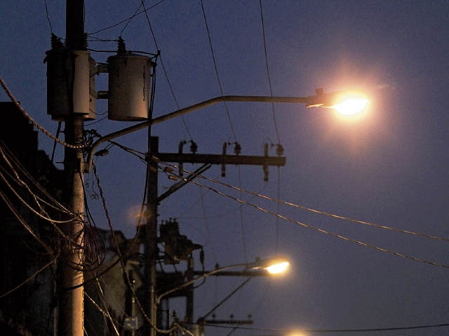 El cambio de bombillas actuales por unas más eficientes es necesario para disminuir el consumo por alumbrado público, recomiendan consultores. (Foto Prensa Libre: Esbin Garcia)