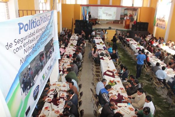 Autoridades y líderes de  Momostenango, en lanzamiento de política contra la desnutrición.