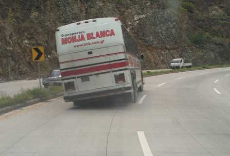 Después de la denuncia efectuada ayer por Prensa Libre, el internauta Gustavo Adolfo González envió esta foto, que muestra un bus que viajaba   a velocidad excesiva de Alta Verapaz a la capital.