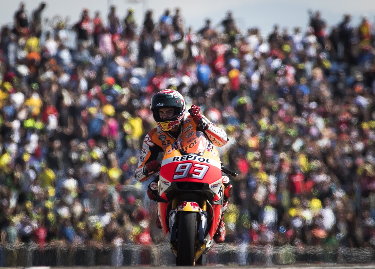 Marc Márquez celebra luego de ganar el Gran Premio de Aragón. (Foto Prensa Libre: AFP)