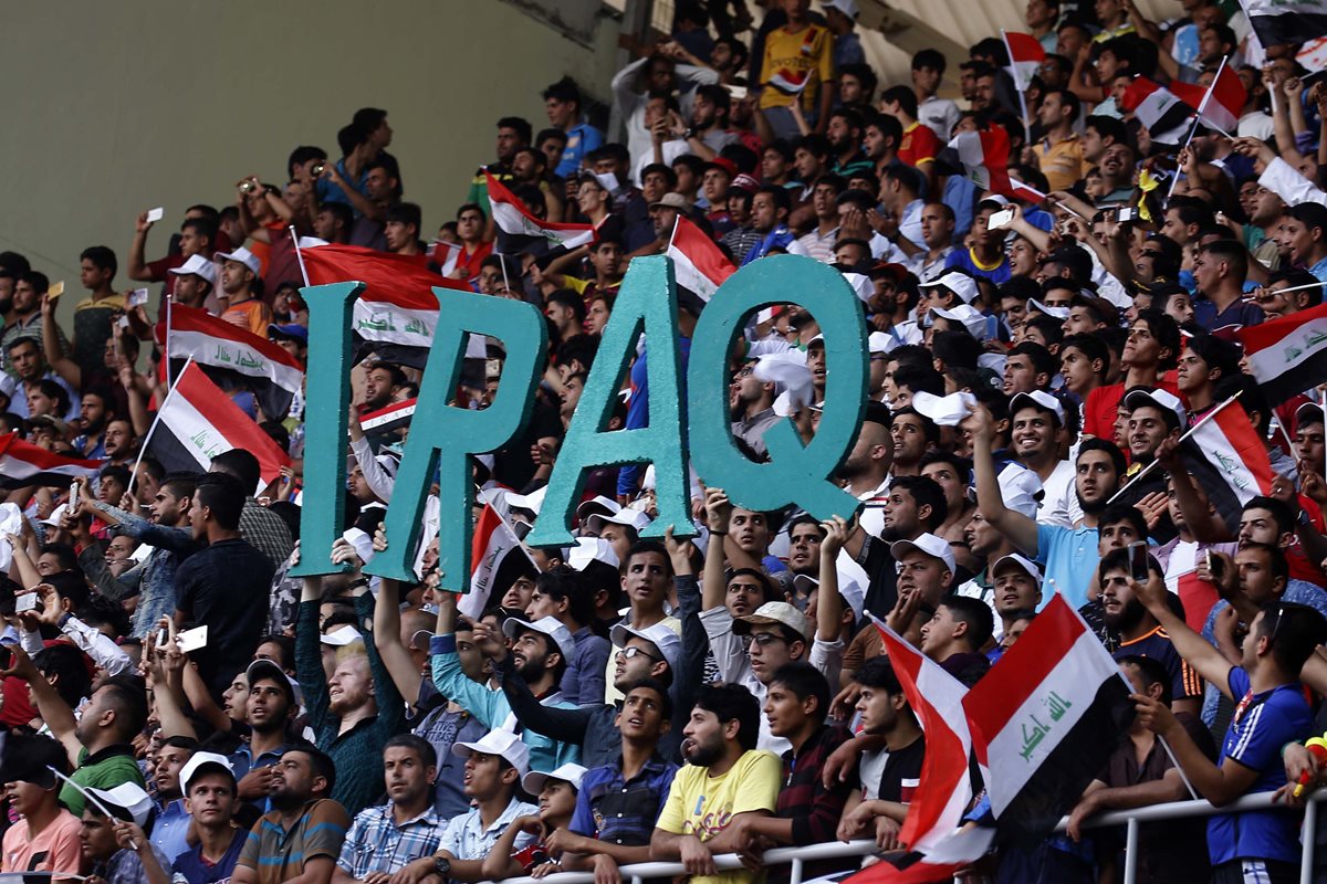 Afcionados iraquíes en un estadio de ese país. (Foto Prensa Libre: AFP).