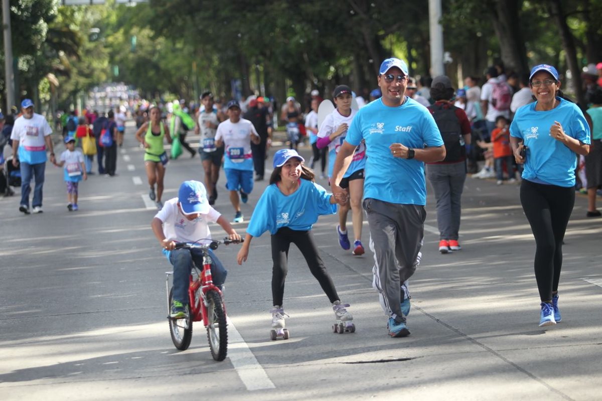 Unas siete mil personas participaron en la carrera contra el cáncer y hubo participación de familias. (Foto Prensa Libre: Erick Ávila)