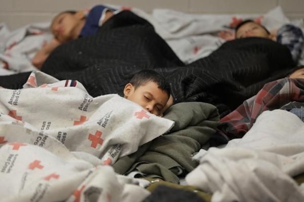 Autoridades estadounidense reiteran que los niños migrantes no obtendrán permiso para quedarse en el país. (Foto Prensa Libre: AP)