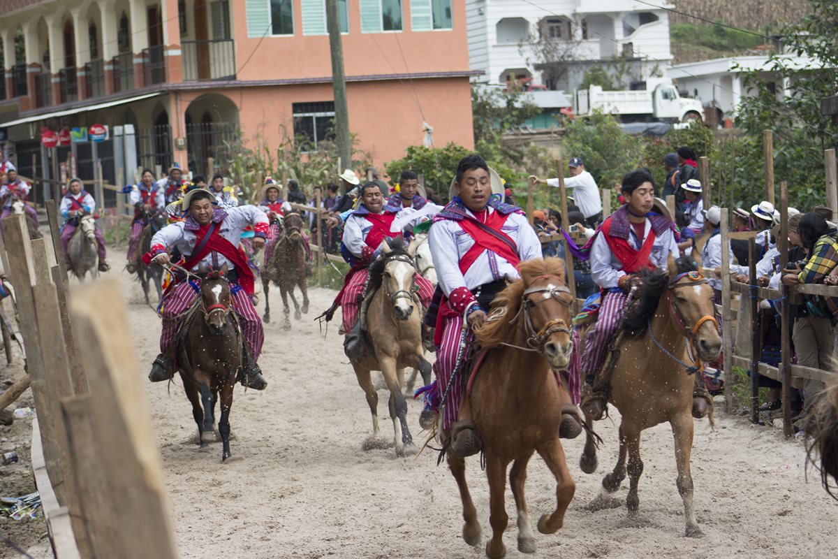 Jinetes participan en la Carrera de las Ánimas, en Todos Santos Cuchumatán, Huehuetenango. (Foto Prensa Libre: Mike Castillo)