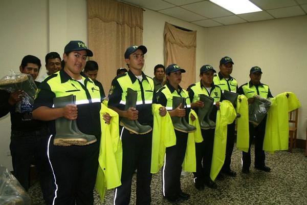 Parte de los agentes de la PMT reciben el equipo que les dotó la Municipalidad de Sololá. (Foto Prensa Libre: Édgar Sáenz)<br _mce_bogus="1"/>