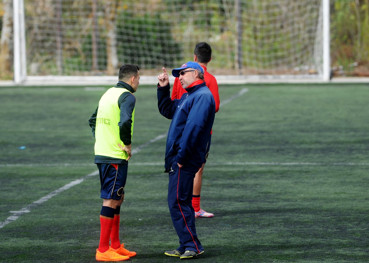 El estratega de Municipal, el uruguayo Gustavo Machaín, conversa con Marco Pablo Pappa, en el entreno de este viernes, en el Complejo Ernesto Villa (Foto Prensa Libre: Edwin Fajardo)