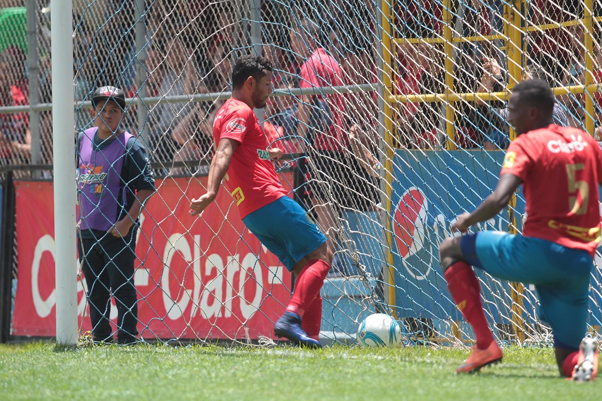 Cristian Jiménez marcó el primer gol de los escarlatas en El Trébol. (Foto Prensa Libre: Norvin Mendoza)