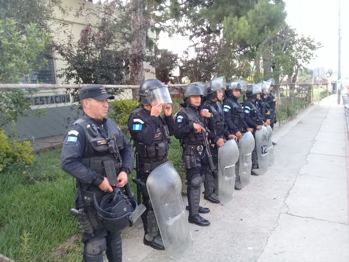Un grupo de agentes antidisturbios resguarda la subestación en Chichicastenango, Quiché. (Foto Prensa Libre: Héctor Cordero)