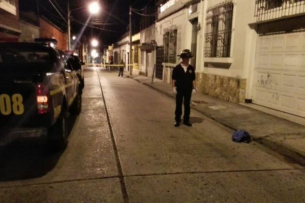 Dentro de una bolsa negra, fue localizada una cabeza humana en la zona 1. (Foto Prensa Libre: Rodrigo Méndez)<br _mce_bogus="1"/>