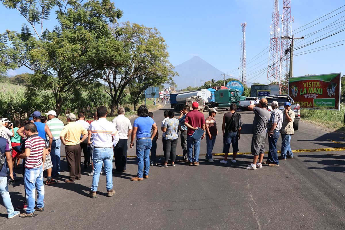 Lugar donde se registró el accidente en la ruta al suroccidente. (Foto Prensa Libre: Enrique Paredes).