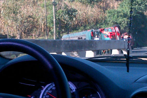 Accidente en ruta al Pacífico. (Foto cortesía del usuario de Twitter @Heinrich_sa)