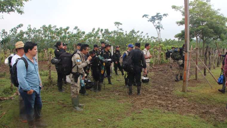 Agentes policiales, guardabosques del Conap y personal del MP recuperaron el área de bosque destruido en la Laguna del Tigre, en San Andrés. (Foto Prensa Libre: Rigoberto Escobar)