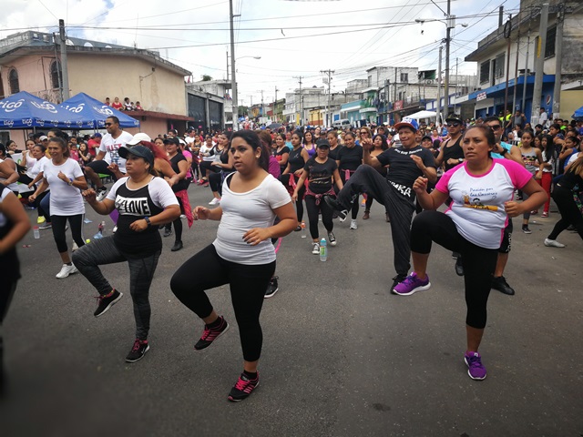 Unas 50 mujeres y algunos hombres, disfrutaron de la primera clase de ejercicios. (Foto Prensa Libre: Oscar Felipe Q.)