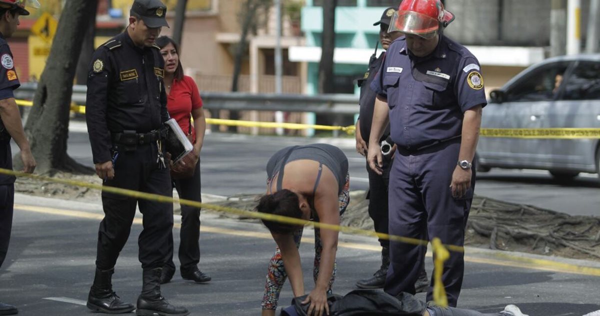 El cuerpo de Guillermo René Hernández Arevalo quedó sobre los carriles que van en dirección a la Universidad de San Carlos. (Foto Prensa Libre: Edwin Bercián)
