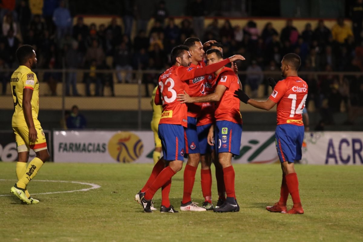 Municipal pasó por encima de un Marquense que salió totalmente vencido a jugar en su propio estadio. (Foto Prensa Libre: Raúl Juárez)