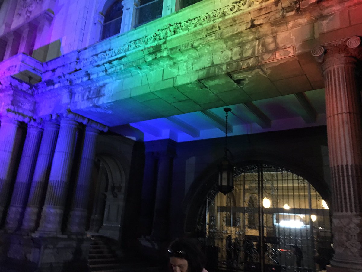 Ingreso principal al Palacio Nacional iluminado con los colores de la diversidad sexual. (Foto Prensa Libre: @GayGuatemala).