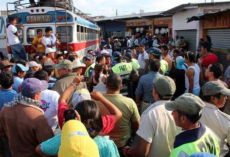 Vendedores discuten con agentes de la PMT después de conocer una orden de desalojo emitida por el Juzgado de Asuntos Municipales de Jalapa. (Foto Prensa Libre: Hugo Oliva).