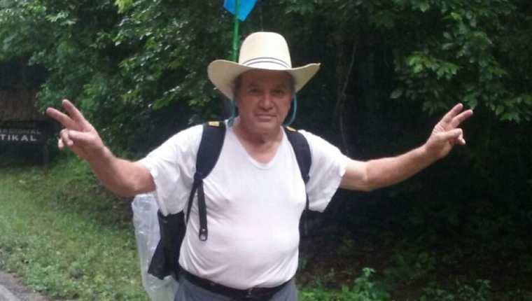 Óscar Misael Recinos Pérez sale de Tikal con rumbo a Villa Canales, Guatemala, con el objetivo de llevar un mensaje de paz a la población. (Foto Prensa Libre: Rigoberto Escobar)