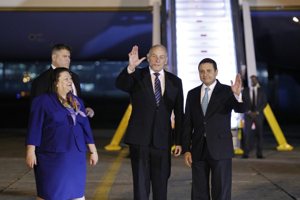 John Kelly, secretario de Seguridad Nacional de EE.UU., y el canciller guatemalteco Carlos Raúl Morales saludan a los medios de comunicación. Los acompaña Charisse Phillips, encargada de Negocios de la Embajada de EE.UU. en Guatemala. (Foto Prensa Libre: Paulo Raquec)