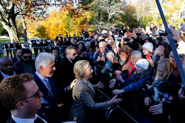 Hillary Clinton (c) y su esposo Bill saludan a los simpatizantes después de votar en Chappaqua, Nueva York. (Foto Prensa Libre: AFP)