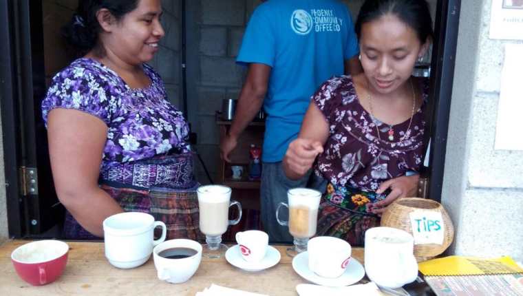 Productores de café de San Pedro La Laguna en Atitlán, invirtieron en maquinaria y ahora preparan sus propios cafés. (Foto Prensa Libre: Cortesía Manuel Lara)
